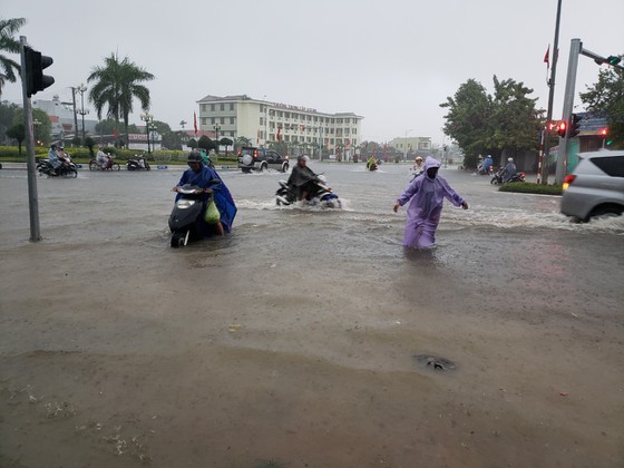 Heavy rain triggered flooding leaves 13 dead and missing in Central Vietnam ảnh 3