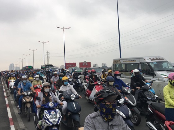 Passenger bus climbs on median strip causing traffic chaos ảnh 3