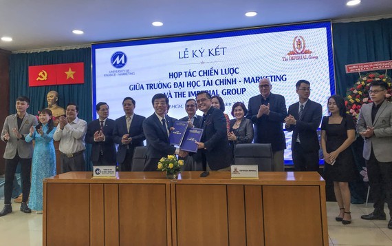 Representatives of two schools are in the signing ceremony (Photo: SGGP)