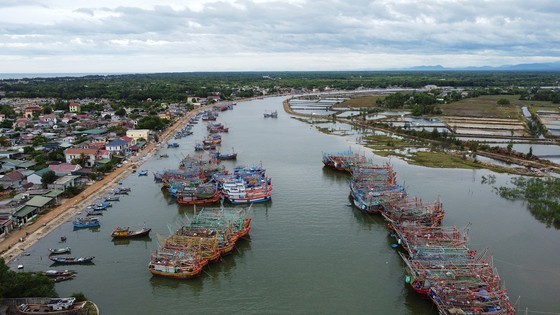 Authorities ban people from going outside as Typhoon Vamco comes ảnh 2