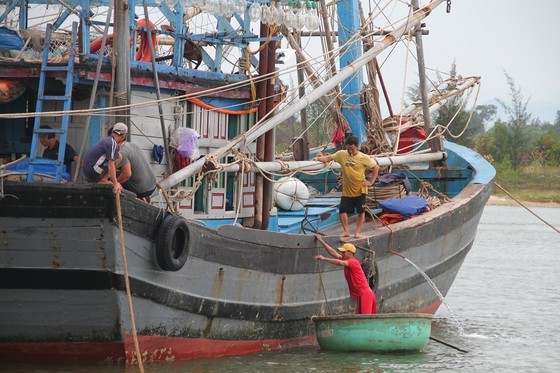 Authorities ban people from going outside as Typhoon Vamco comes ảnh 1