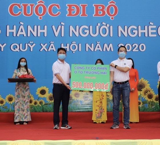 Over US$370,351 collected in charity walk for poor residents ảnh 3