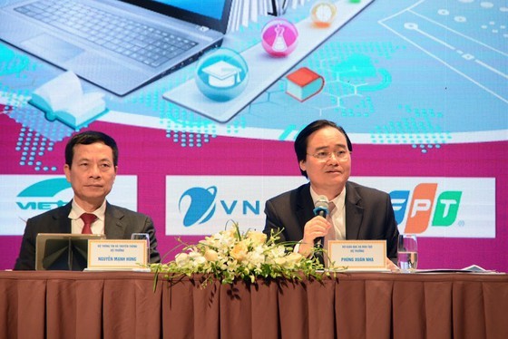 Education Minister Phung Xuan Nha (R) at a seminar (Photo: SGGP)