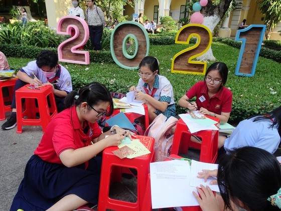 Book festival spreads human values amongst high schoolers ảnh 2