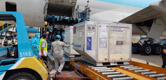 First 117,600 doses of Covid-19 vaccine arrive in Vietnam ảnh 2
