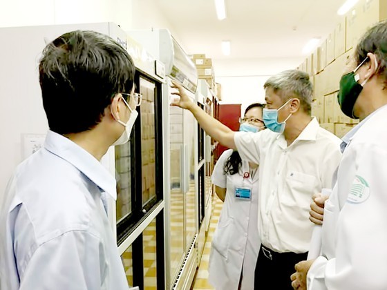 Deputy Health Minister Nguyen Truong Son directs vaccination program ( Photo: SGGP)