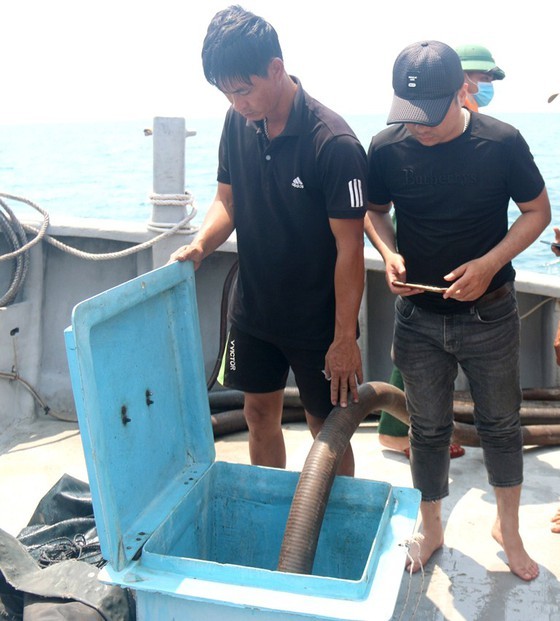 About 4,000 liters of diesel oil pumped out of sunken ship in Mui Ne ảnh 1
