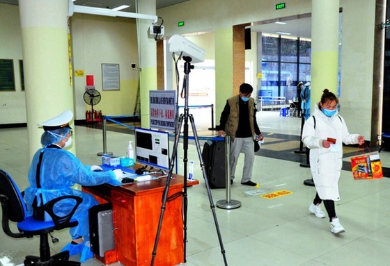 Ministry urges to review Covid-19 vaccination priority groups ảnh 1