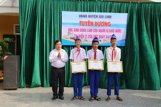 Three eight graders honored for heroic efforts in rescuing friends ảnh 1