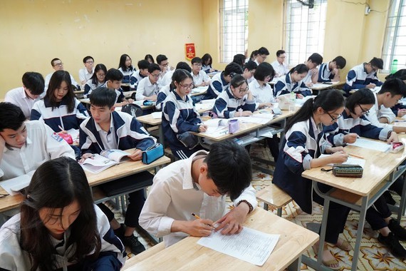 Ministry petitions for unchanged tuition to share financial burden with students ảnh 1