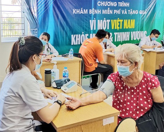 Mobile medical examination clinics launched to benefit workers ảnh 1
