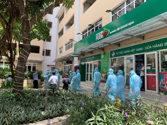 Apartment block in HCMC locked down over positive coronavirus case ảnh 1