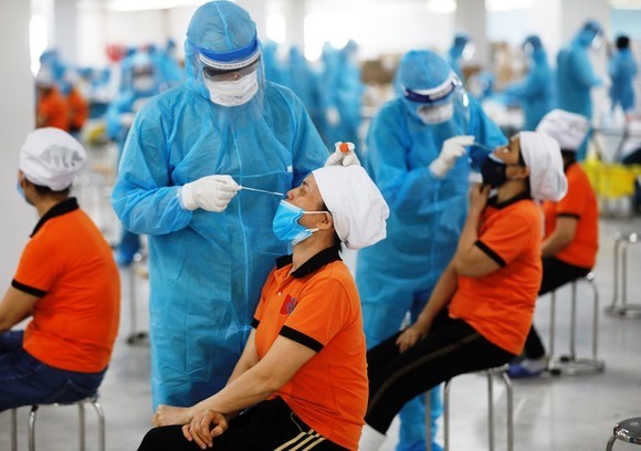 Urgent meeting held as over 300 workers in Bac Giang infected with COVID-19 