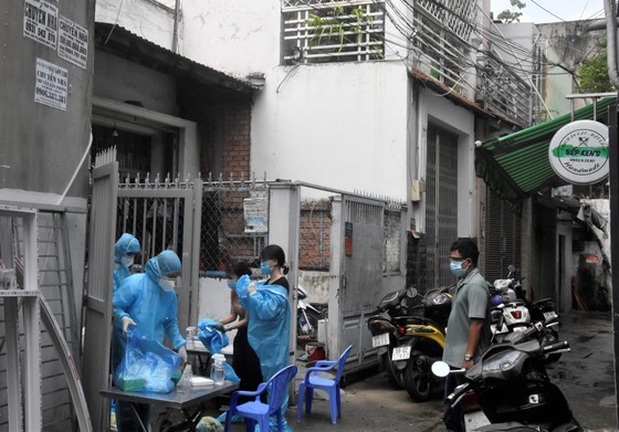 New Covid-19 outbreak in religious mission relates to 16 districts ảnh 1