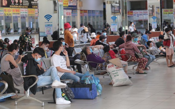 Bus stations crowded with people returning to hometown ảnh 1