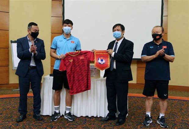 Ambassador encourages national men’s football squad ahead of World Cup qualifier ảnh 1