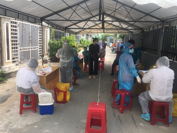Covid-19 patient comes to school to receive rewards in Thu Duc City ảnh 1