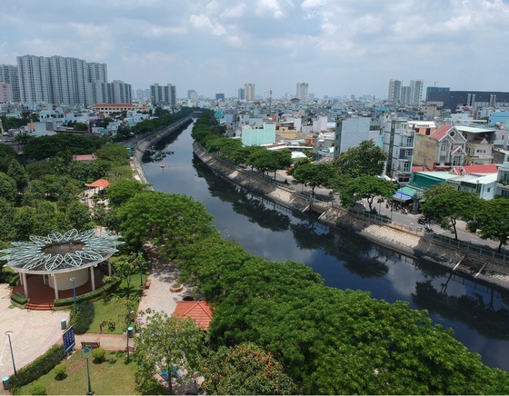 Harsh punishment imposed on owners of illegally-built houses along canals ảnh 1