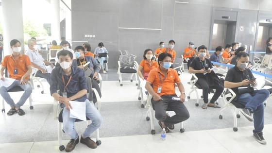 HCMC’s largest-ever Covid-19 vaccination drive starts with 500 employees ảnh 5