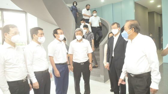 HCMC’s largest-ever Covid-19 vaccination drive starts with 500 employees ảnh 2