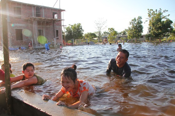 Free swimming class offered for disabled children ảnh 3
