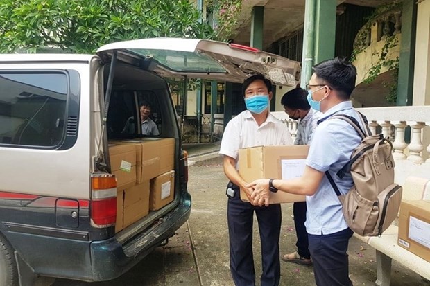 Ministry presents 3,000 white canes to support blind people ảnh 1