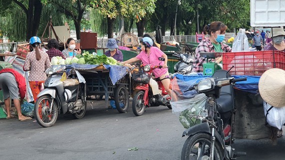 HCMC continues shutting down flea-markets in efforts to curb Covid-19 spread ảnh 1