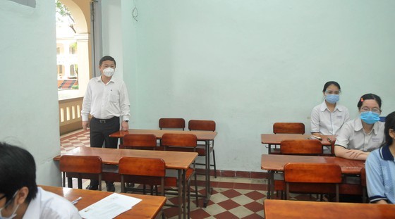 Chairman Phong encourages candidates of national high school examination ảnh 2