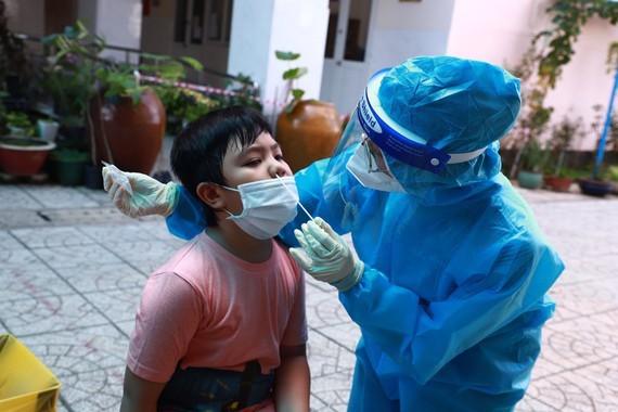 Covid-19 rapid diagnostic tests available at VND238,000 per sample ảnh 1