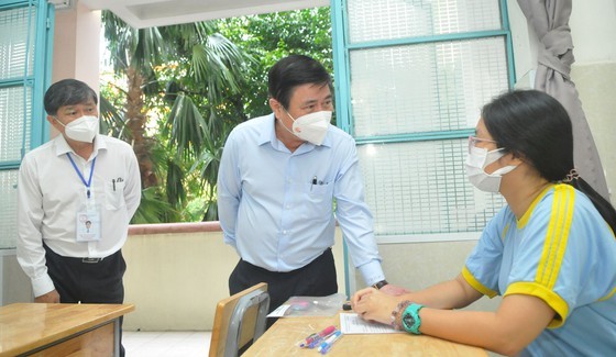 Chairman Phong encourages candidates of national high school examination ảnh 1