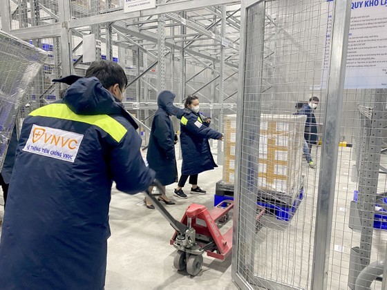 Largest batch of Covid-19 vaccine AstraZeneca arrives in HCMC ảnh 2