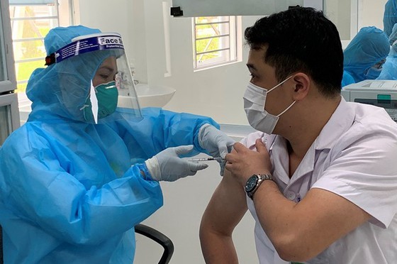 Health Minister directs to strictly handle vaccination ảnh 1