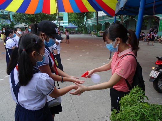 HCMC mobilizes school medical workers in fight against Covid-19 in districts ảnh 1