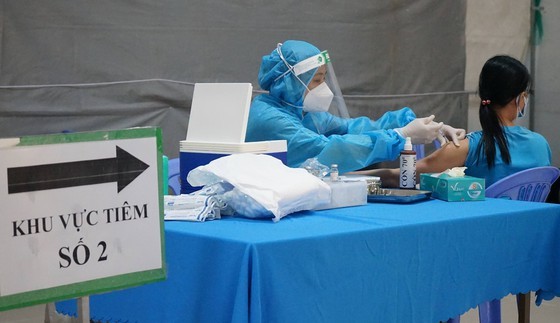 Nearly five million residents in HCMC inoculated with Covid-19 vaccine ảnh 1