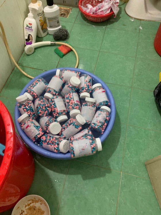 Police arrest man in crackdown on production, trading of fake Covid-19 drugs ảnh 2