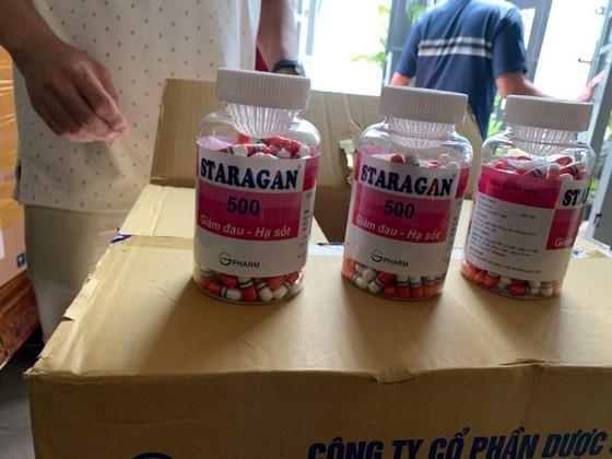Police arrest man in crackdown on production, trading of fake Covid-19 drugs ảnh 3