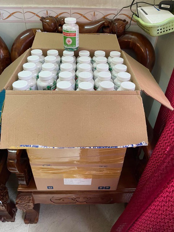 Police arrest man in crackdown on production, trading of fake Covid-19 drugs ảnh 1