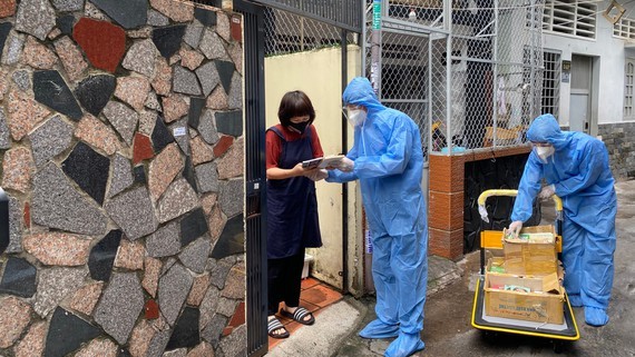 Books brought to residents in blocked, isolated areas in HCMC ảnh 1