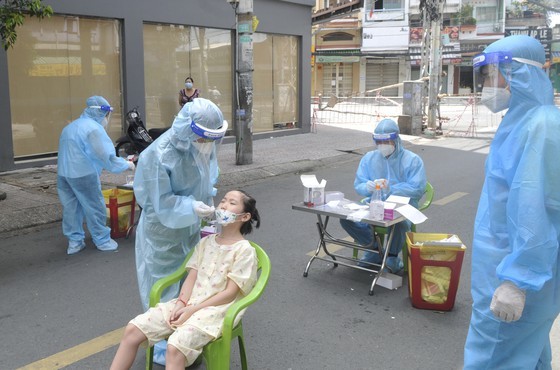 All residents in HCMC’s red zones undergo Covid-19 testing by today afternoon ảnh 2