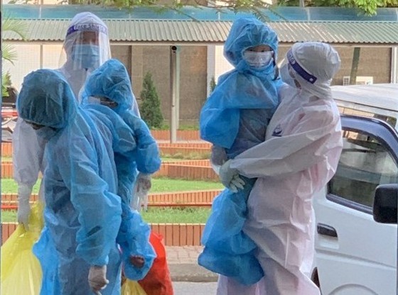Parents allowed to go with children in Covid-19 treatment facilities ảnh 1