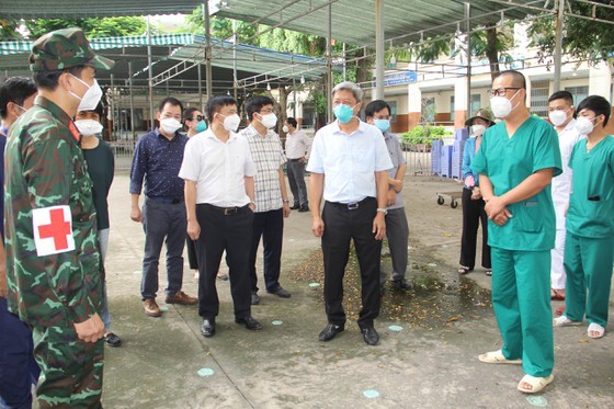 Deputy Health Minister visits Binh Chanh to check Covid-19 prevention task  ảnh 2