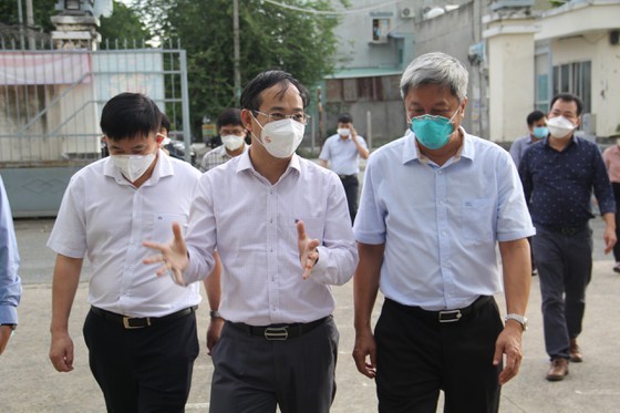 Deputy Health Minister visits Binh Chanh to check Covid-19 prevention task  ảnh 1