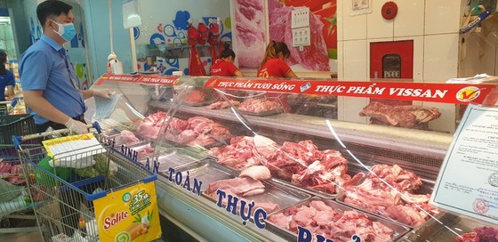 Strain on supermarkets amid Covid-19 social distancing ảnh 1