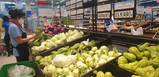 Strain on supermarkets amid Covid-19 social distancing ảnh 2