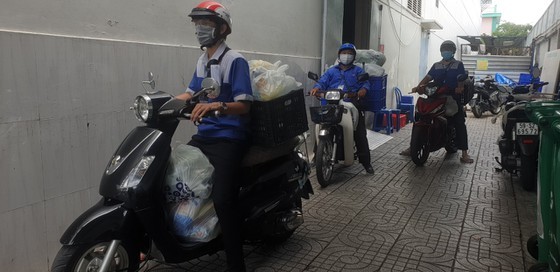 Strain on supermarkets amid Covid-19 social distancing ảnh 3