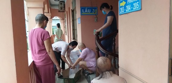 HCMC philanthropists assist poor cancer patients to overcome difficulties  ảnh 1