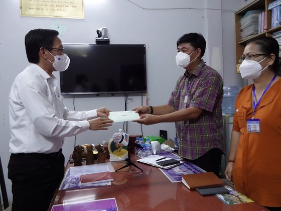 Covid-19 patients must have drugs even at nights: HCMC Chairman ảnh 1