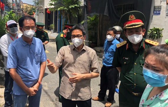 Deputy PM Dam asks Go Vap authority to help parents buy textbooks ảnh 1