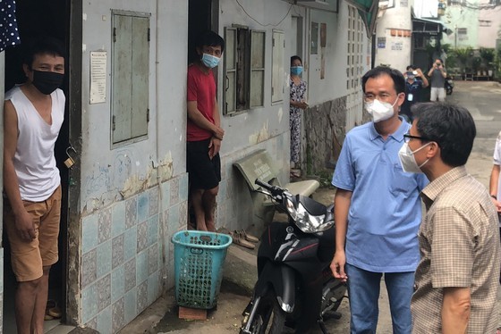 Deputy PM Dam asks Go Vap authority to help parents buy textbooks ảnh 2