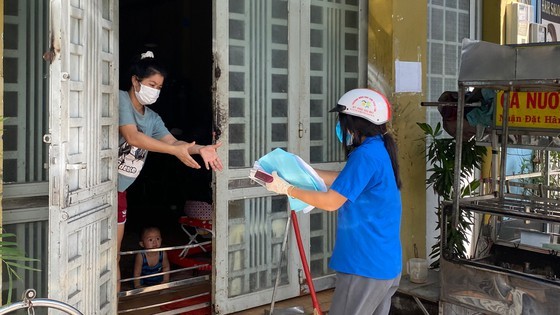 HCMC adopts solutions to help students for online learning ảnh 1